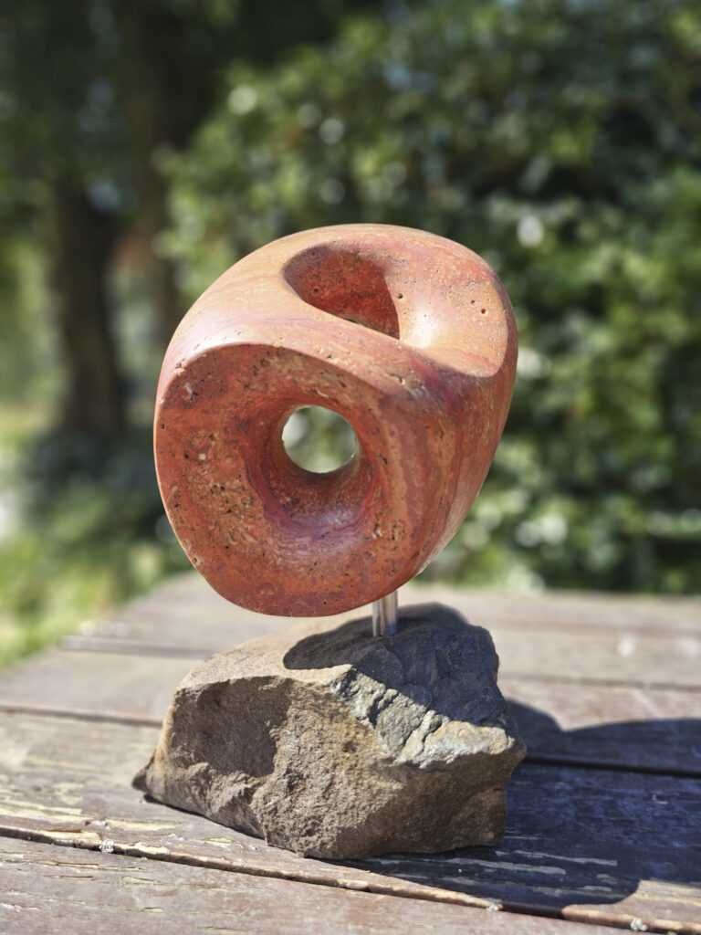 ‘Inner Space II’ / Rood Travertijn, Chinees Hardsteen 28x21x19cm