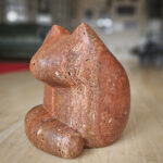 “Fat Cat”/ Rood travertijn/ 19x22x25cm €850,–