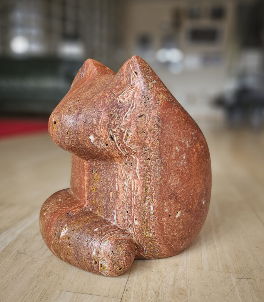 “Fat Cat”/ Rood travertijn/ 19x22x25cm €850,–