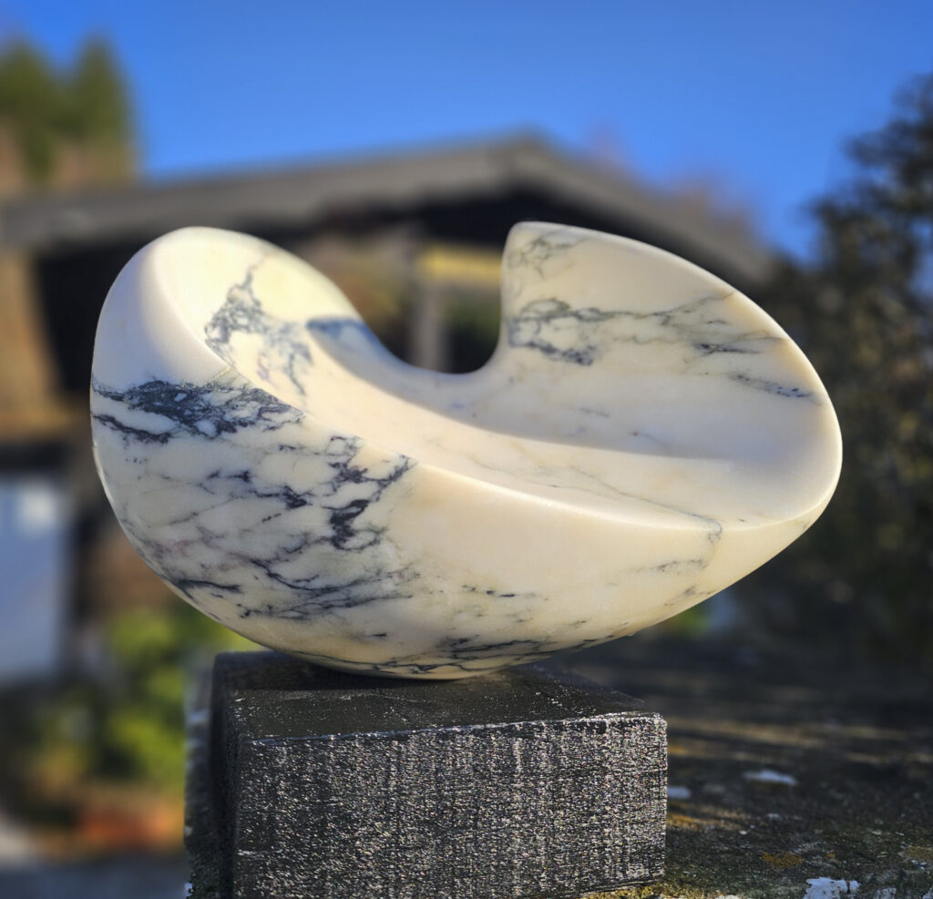 “The Gift” / Paonazzo marmer / 35x20x22