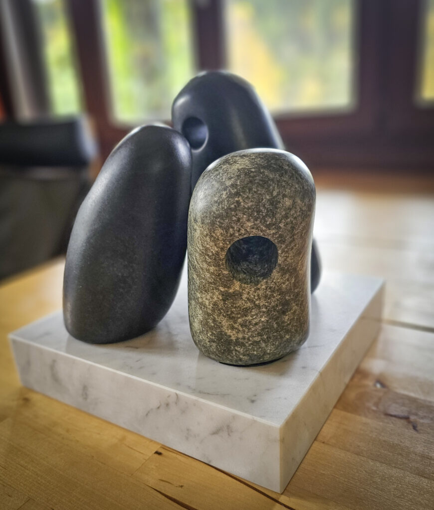 "The Secret” / Meerkleurig serpentijn op marmer / 25x25x24