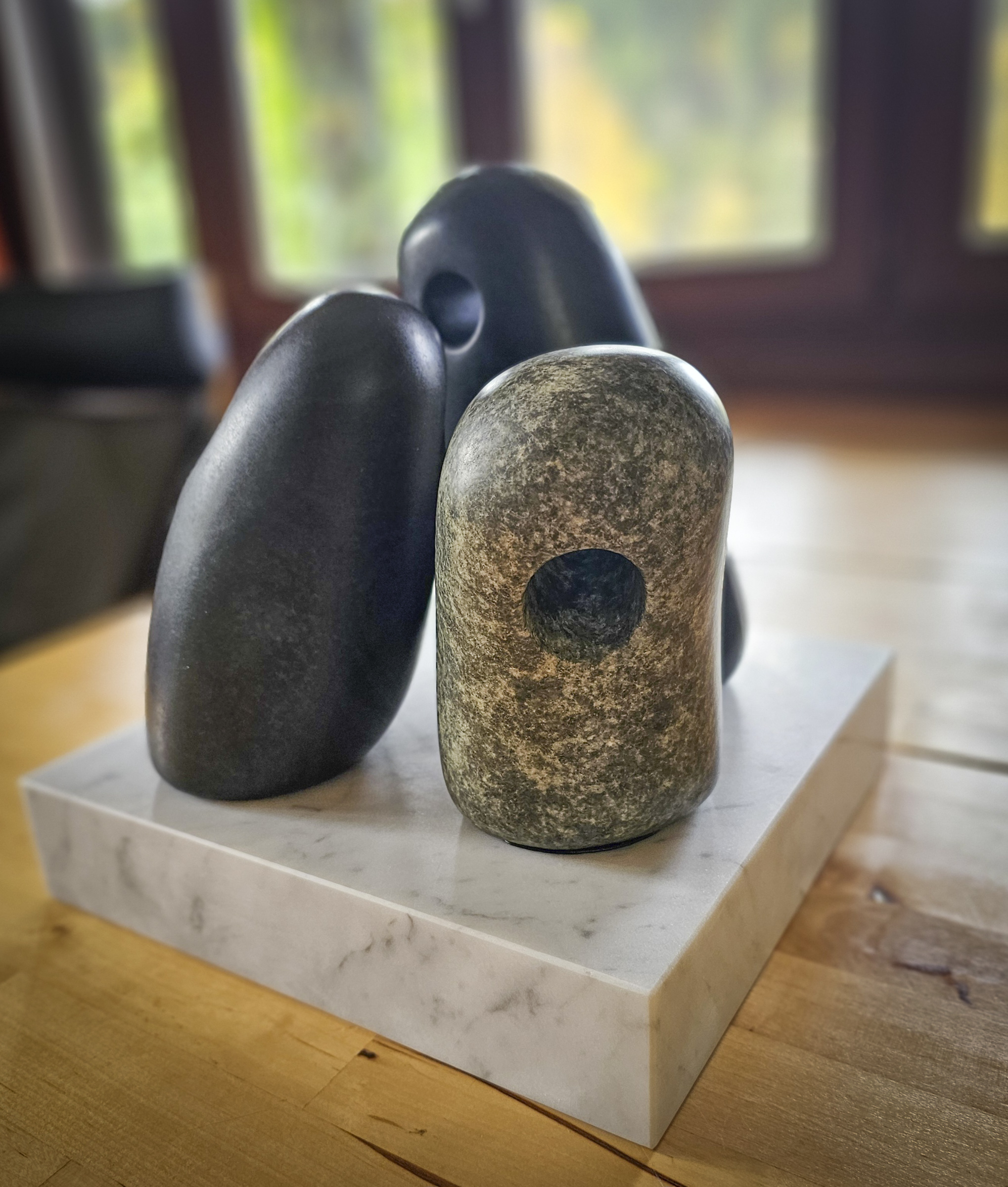 "The Secret” / Meerkleurig serpentijn op marmer / 25x25x24
